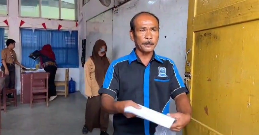 Orangtua siswi SMA Negeri 8 Medan yang tidaknaik kelas saat bersama putrinya.