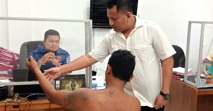 Kasat Reskrim Polres Asahan, AKP Rianto sedang menginterogasi Pelaku curanmor.
