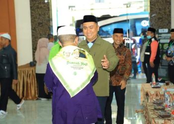 Bupati Labura, Hendriyanto Sitorus menyambut kedatangan jamaah haji asal Labura di asrama haji, Medan, Senin (1/7/2024)