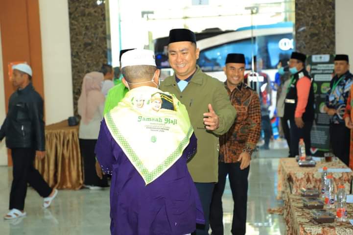 Bupati Labura, Hendriyanto Sitorus menyambut kedatangan jamaah haji asal Labura di asrama haji, Medan, Senin (1/7/2024)