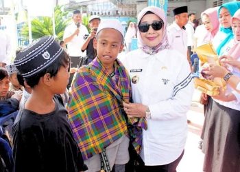 Plt Bupati Labuhanbatu Hj Ellya Rosa Siregar SPd MM saat berfoto bersama anak yang ikut sunatan massal.