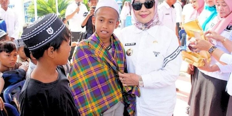 Plt Bupati Labuhanbatu Hj Ellya Rosa Siregar SPd MM saat berfoto bersama anak yang ikut sunatan massal.