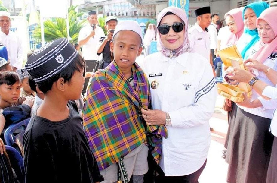 Plt Bupati Labuhanbatu Hj Ellya Rosa Siregar SPd MM saat berfoto bersama anak yang ikut sunatan massal.