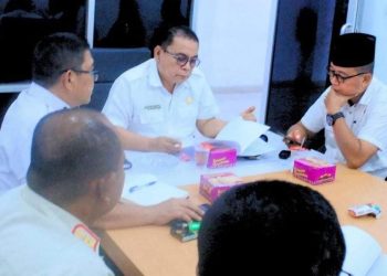 Sekdakab Labuhanbatu Ir Hasan Heri Rambe saat memimpin rapat.