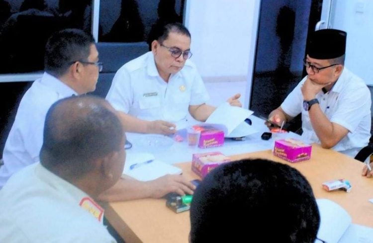 Sekdakab Labuhanbatu Ir Hasan Heri Rambe saat memimpin rapat.