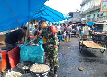 Babinsa Pantau Pasar Ikan di Jalan Balam Sibolga, Harga Ikan Stabil