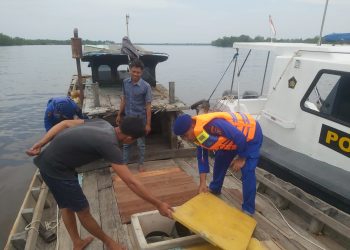 Personel Sat Polairud Polres Tanjungbalai Periksa Setiap Kapal Tanpa Nama
