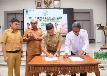 Wakil Bupati Labura, H. Samsul Tanjung, menandatangani serah terima mahasiswa yang melaksanakan KKN di Kabupaten Labura.