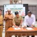 Wakil Bupati Labura, H. Samsul Tanjung, menandatangani serah terima mahasiswa yang melaksanakan KKN di Kabupaten Labura.