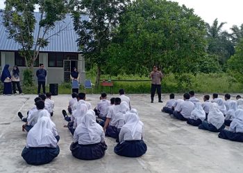 Personel Polsek Datuk Bandar Timur Latih Pelajar Baris-Berbaris