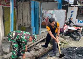 Kapolsek Kota Kisaran dan Camat Kistim Gotong Royong Bersihkan Draenase