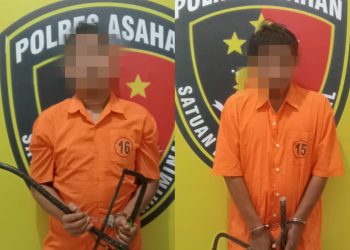 Tersangka saat di kantor polisi.