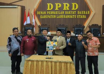 Bupati Labura, Hendriyanto Sitorus, menyerahkan rancangan KUA dan PPAS kepada pimpinan DPRD Labura