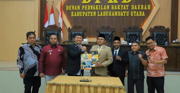 Bupati Labura, Hendriyanto Sitorus, menyerahkan rancangan KUA dan PPAS kepada pimpinan DPRD Labura