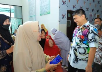 Bupati Labura, Hendriyanto Sitorus, menyapa warga yang mengikuti operasi katarak.