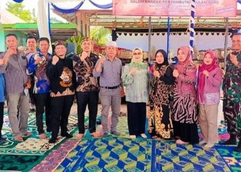 Plt Bupati Labuhanbatu Hj Ellya Rosa Siregar (tengah) saat hadir pada acara pertunjukan wayang kulit.