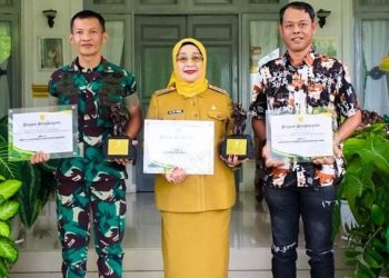 Plt Bupati Labuhanbatu Hj Ellya Rosa Siregar (tengah).