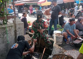 Babinsa Bersama Warga Bersihkan Drainase di Pemukiman
