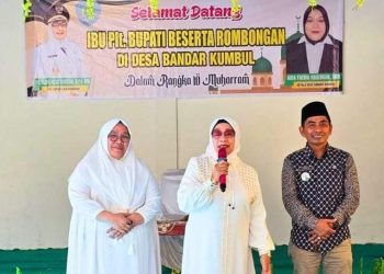 Plt Bupati Labuhanbatu Hj Ellya Rosa Siregar SPd MM (tengah)