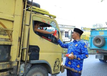 Sambut Hari Jadi ke 16 Labura, Bupati Bagikan 1.500 Bendera Merah Putih
