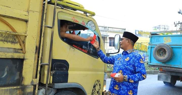 Sambut Hari Jadi ke 16 Labura, Bupati Bagikan 1.500 Bendera Merah Putih