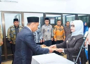 Plt Bupati Labuhanbatu Hj Ellya Rosa Siregar saat melantik Dirut PUDAM Labuhanbatu.