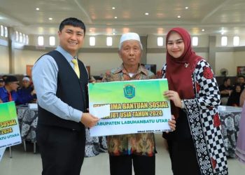 Bupati Labura Hendriyanto Sitorus didampingi istri menyerahkan bantuan