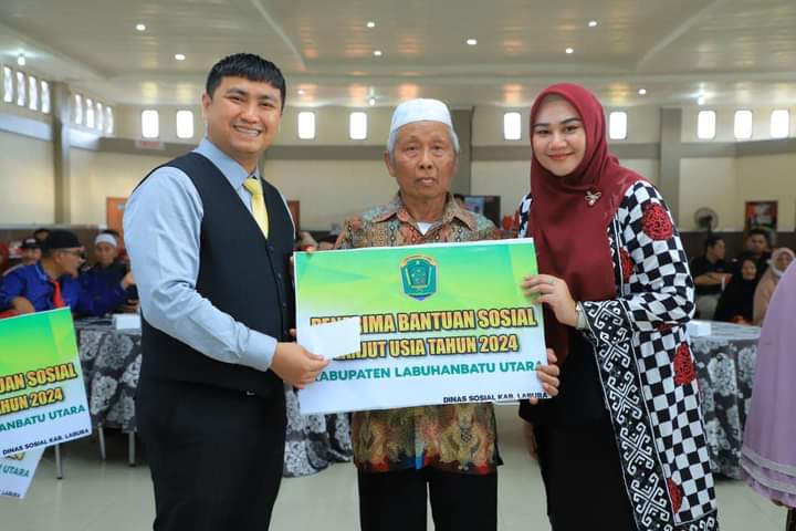 Bupati Labura Hendriyanto Sitorus didampingi istri menyerahkan bantuan
