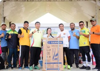 Peserta jalan santai mendapat hadiah door prize kulkas