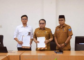 Sekdakab Labuhanbatu Ir Hasan Heri Rambe (tengah).