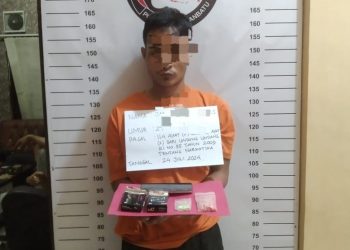 Tersangka JZ dan sejumlah pil extasi saat berada di Mapolres Labuhanbatu.