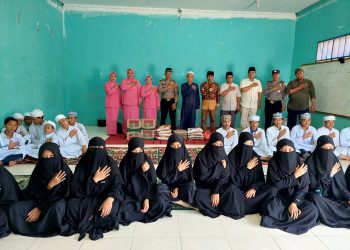 Kapolsek Bilah Hulu AKP Redi Sinulingga saat berkunjung ke Pondok Pesantren Tahfidz Quran Darul Aman Ash Shiddiq.