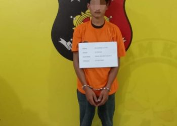 Tersangka Egi dan sejumlah barang bukti saat diamanka ln polisi.