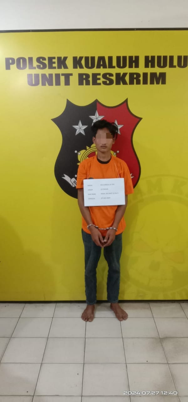 Tersangka Egi dan sejumlah barang bukti saat diamanka ln polisi.