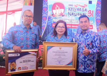 Wakil Bupati Labura, H. Samsul Tanjung didampingi Kadis PPKB, Erni Malinda Napitupulu, memperlihatkan sertifikat penghargaan