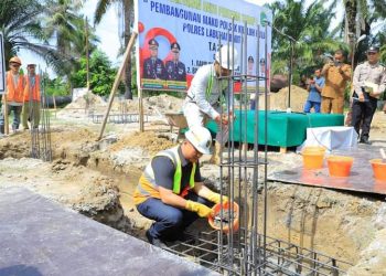 Hendriyanto Sitorus meletakkan batu pertama pembangunan Mako Polsek Kualuh Hulu, Senin (29/7/2024)