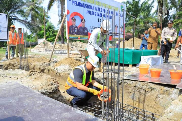 Hendriyanto Sitorus meletakkan batu pertama pembangunan Mako Polsek Kualuh Hulu, Senin (29/7/2024)