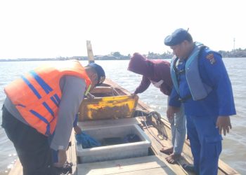 Sat Polairud Polres Tanjungbalai Periksa Kapal Saat Patroli