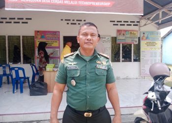 Jelang Peringatan HUT RI Ke 79, Koramil 18 Meranti Himbau Warga Pasang Bendera Merah Putih