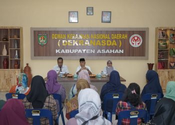 Bupati Asahan Serahkan Buku Tabungan Dana Pinjaman Bergulir