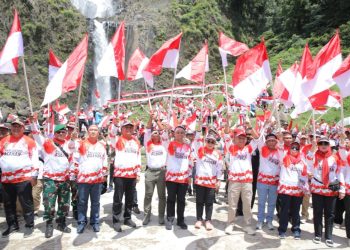 Pemkab Asahan Kibarkan Merah Putih di Wisata Alam Air Terjun Ponot