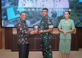 Bupati Serahkan Plakat Kepada Danrem 022/Pantai Timur