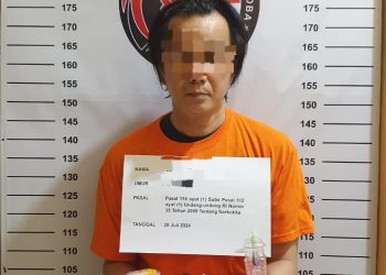 Tersangka Asiang saat diamankan polisi.