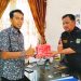Pemkab Asahan Serahkan Bendera Merah Putih Kepada SMSI Astab