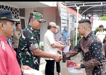 Forkopincam Meranti Bagi Bendera Merah Putih ke Warga