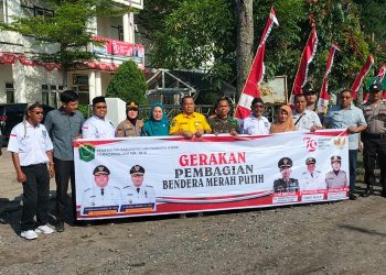 Forkopimcam bersama Kapolsek NA IX-X saat melakukan kegiatan bagi bendera merah putih.