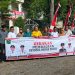Forkopimcam bersama Kapolsek NA IX-X saat melakukan kegiatan bagi bendera merah putih.