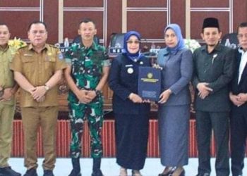 Plt Bupati Labuhanbatu Hj Ellya Rosa Siregar (tengah).