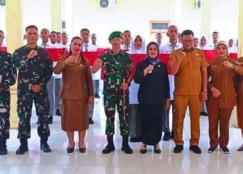 Plt Bupati Labuhanbatu Hj Ellya Rosa Siregar SPd MM berfoto bersama seusai acara pembukaan pelatihan Paskibra 2024.
