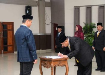 Bupati Labura, Hendriyanto Sitorus, melantik 7 komisioner KPAD Labura.